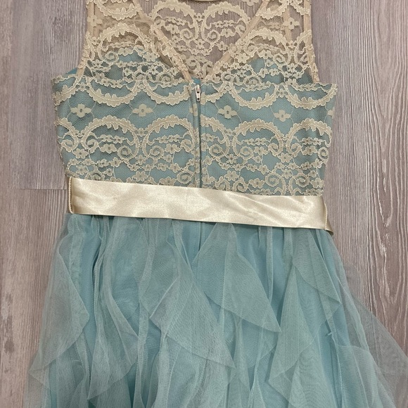 Le chateau small formal antique blue lace dress - Picture 6 of 9